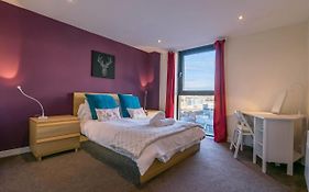 Modern 2 Bed Apartment, Next To Hydro And Secc!